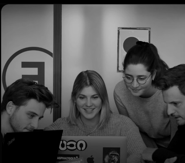 Photograph of a team collaborating; illustration for customer service decisions